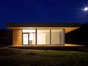Single-storey wooden house with larch cladding in Brandenburg countryside