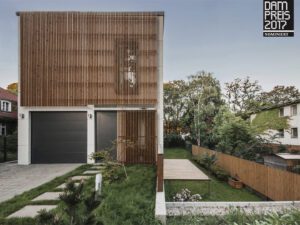 Three-storey townhouse with vertical wooden slat façade in Berlin-Wilmersdorf