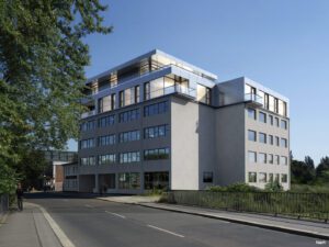 Street-level view of the renovated Darwin 2 building with modern façade elements - Darwin 2 Büro-Wohnungen
